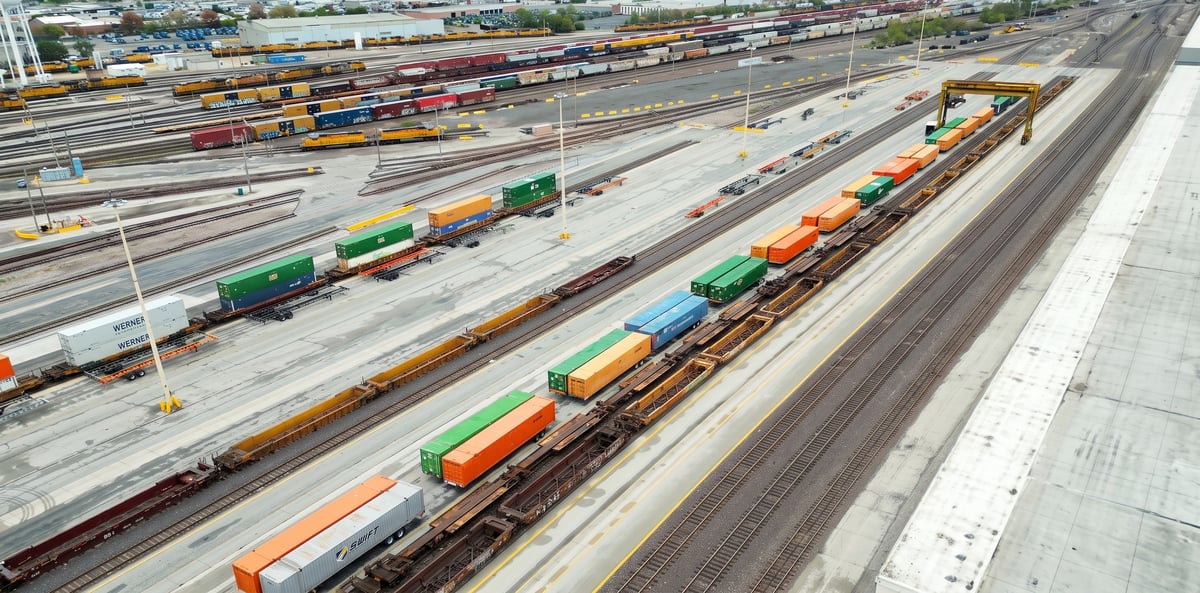 Transporte ferroviario de carga en México: cuándo conviene sobre el camión en rutas largas